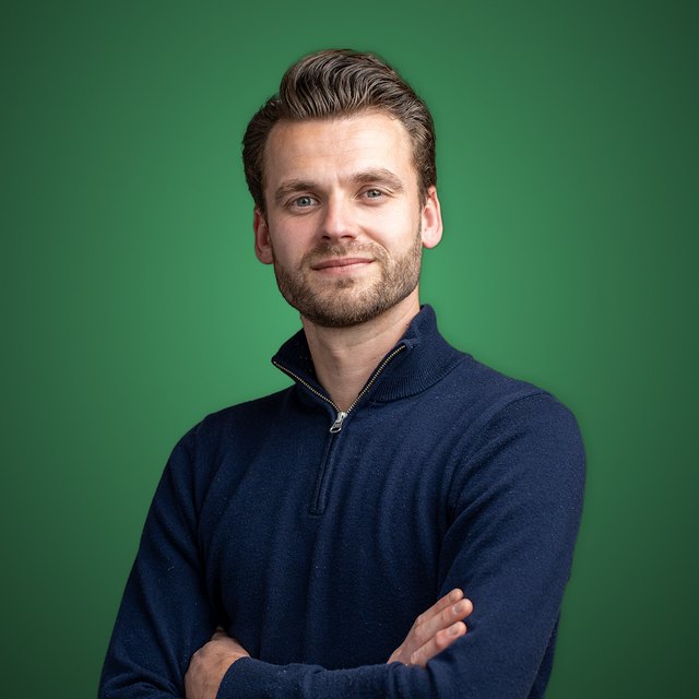 Portret van de andere oprichter van RS IT Solutions, met de armen over elkaar en een glimlach