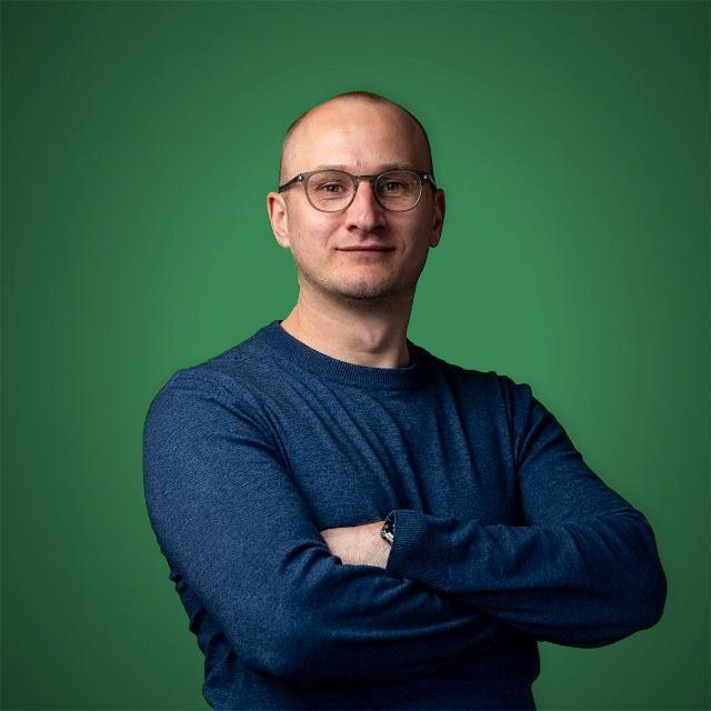 Portret van een van de oprichters van RS IT Solutions, met de armen over elkaar en een glimlach